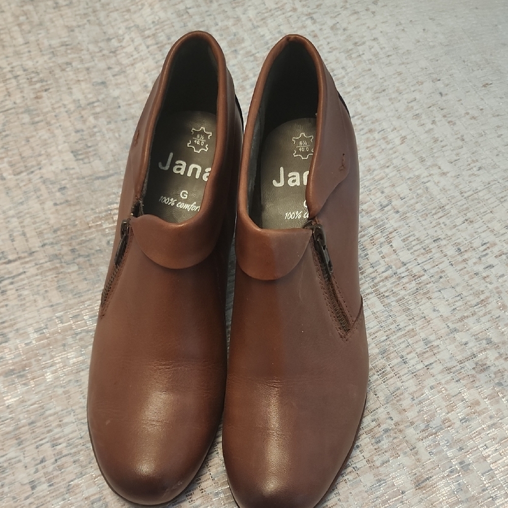 Brown Leather Boots with Rounded Toe and Matte Finish